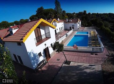 Complejo turístico Los Pinos casas y jardines 10