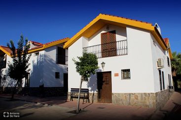 Complejo turístico Los Pinos casas y jardines 6