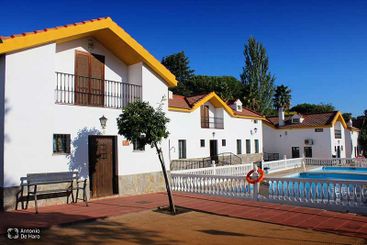 Complejo turístico Los Pinos casas y jardines 23