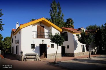 Complejo turístico Los Pinos casas y jardines 8