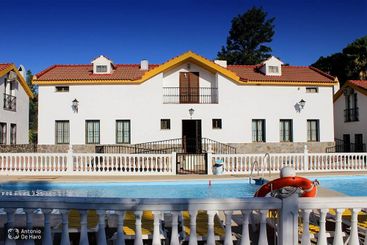 Complejo turístico Los Pinos casas y jardines 24