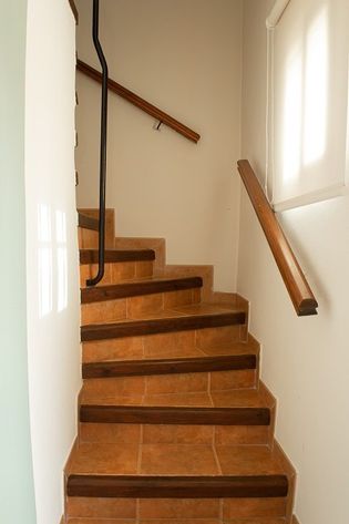 Complejo turístico Los Pinos habitación escaleras