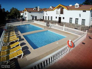 Complejo turístico Los Pinos casas y jardines 7